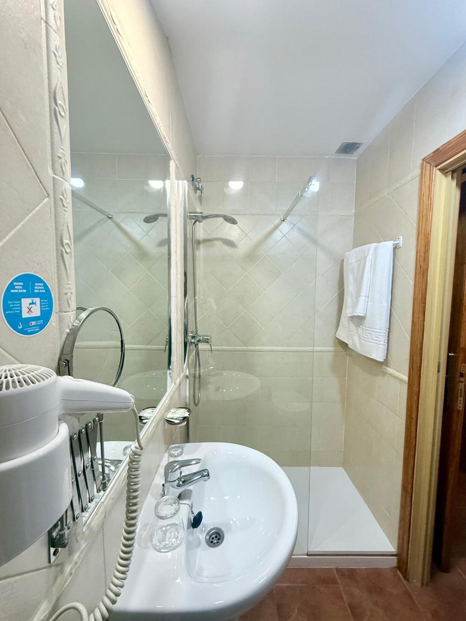 Hostal San Martin San Martín de la Vega エクステリア 写真